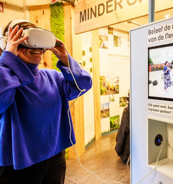 Leerling met virtuele bril op interactieve expo Antwerpen voor Klimaat.