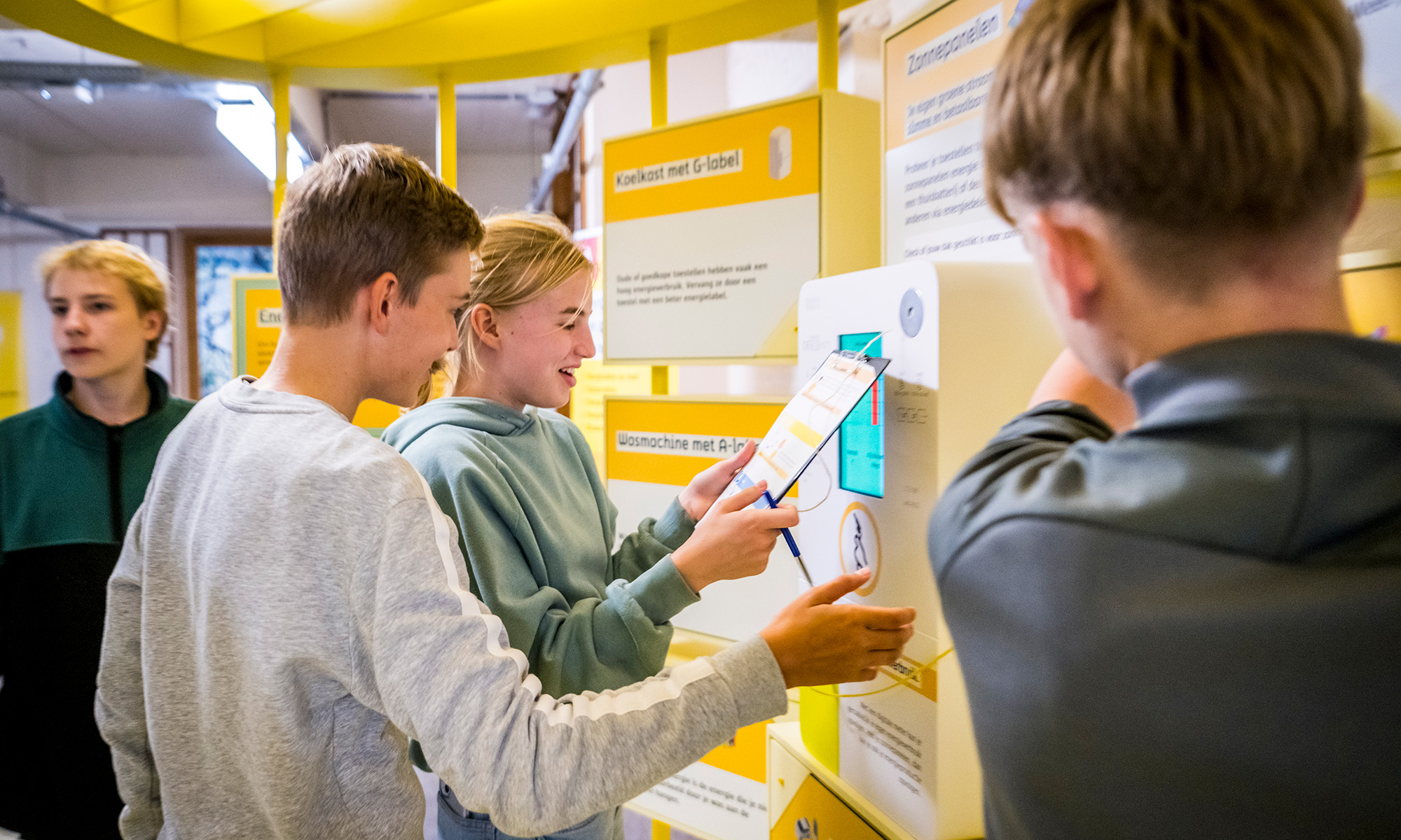 Jongeren nemen deel aan workshop KlimaatMissie en ontdekken de expo 'Antwerpen voor Klimaat'.